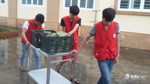 Thái Bình: HS,SV tặng bánh chưng cho bệnh nhân ngày mưa bão - ảnh 2