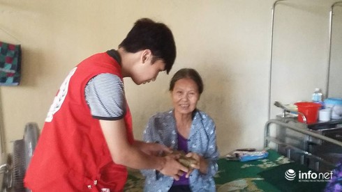 Thái Bình: HS,SV tặng bánh chưng cho bệnh nhân ngày mưa bão - ảnh 5
