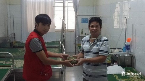 Thái Bình: HS,SV tặng bánh chưng cho bệnh nhân ngày mưa bão - ảnh 6