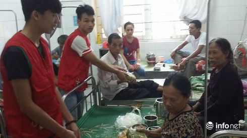 Thái Bình: HS,SV tặng bánh chưng cho bệnh nhân ngày mưa bão - ảnh 7