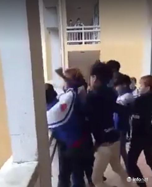 Lai Châu: 4 học sinh đánh bạn dã man bị đuổi học 1 tuần - ảnh 1