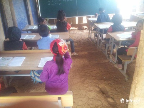 Cao Bằng: Xót xa cảnh học sinh đi bộ 10km tới điểm trường xập xệ - ảnh 2