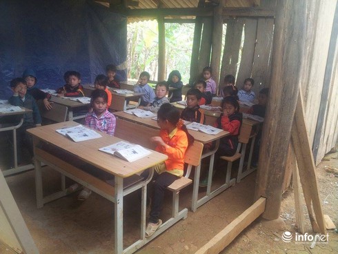 Cao Bằng: Xót xa cảnh học sinh đi bộ 10km tới điểm trường xập xệ - ảnh 4