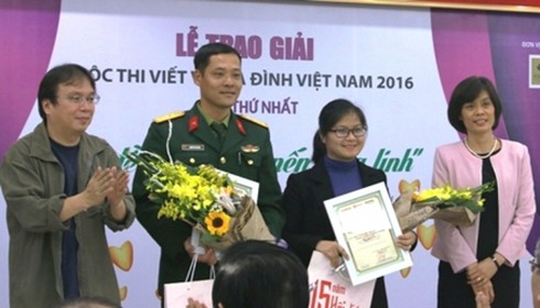 Lễ trao giải thưởng “Cuộc thi viết về gia đình Việt Nam 2016” - ảnh 1