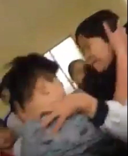 Hà Nội: Nam sinh đánh nữ sinh dã man ngay trong giờ ra chơi - ảnh 2
