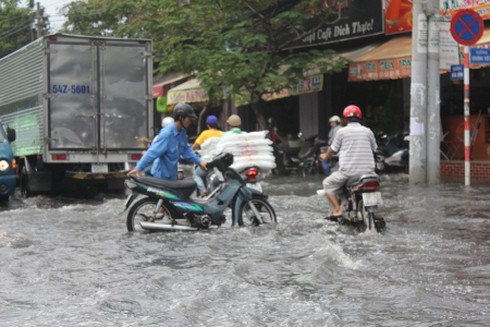 TP.HCM: Nhiều tuyến đường lại chìm trong biển nước - ảnh 1
