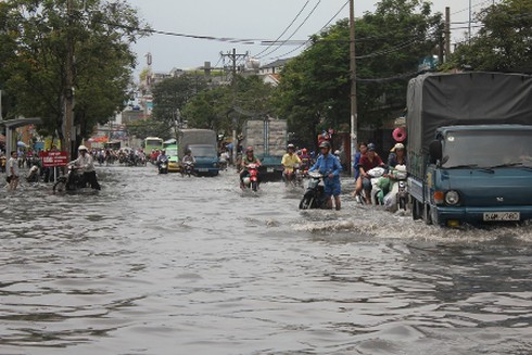 TP.HCM: Nhiều tuyến đường lại chìm trong biển nước - ảnh 5