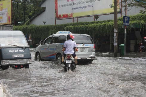 TP.HCM: Nhiều tuyến đường lại chìm trong biển nước - ảnh 2
