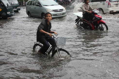 TP.HCM: Nhiều tuyến đường lại chìm trong biển nước - ảnh 3