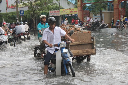 TP.HCM: Nhiều tuyến đường lại chìm trong biển nước - ảnh 4