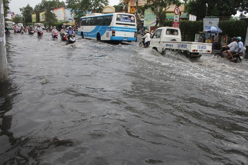 TP.HCM: Nhiều tuyến đường lại chìm trong biển nước - ảnh 6