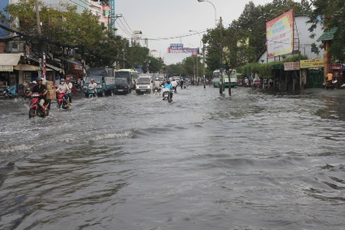 TP.HCM: Nhiều tuyến đường lại chìm trong biển nước - ảnh 7