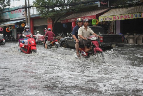 TP.HCM: Nhiều tuyến đường lại chìm trong biển nước - ảnh 9
