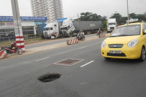 “Hố tử thần” xuất hiện trên xa lộ Hà Nội - ảnh 1