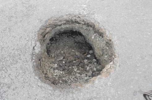 “Hố tử thần” xuất hiện trên xa lộ Hà Nội - ảnh 2