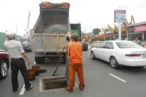 “Hố tử thần” xuất hiện trên xa lộ Hà Nội - ảnh 3