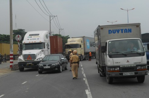 “Hố tử thần” xuất hiện trên xa lộ Hà Nội - ảnh 4