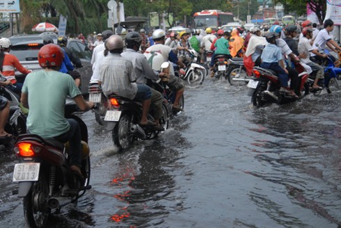 Chật vật vì ngập nặng, tắc đường sáng đầu tuần - ảnh 5