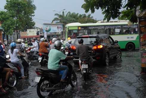 Chật vật vì ngập nặng, tắc đường sáng đầu tuần - ảnh 2