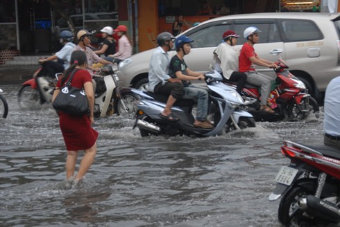 Chật vật vì ngập nặng, tắc đường sáng đầu tuần - ảnh 6