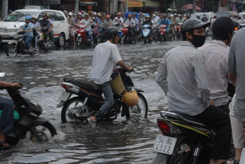 Chật vật vì ngập nặng, tắc đường sáng đầu tuần - ảnh 7