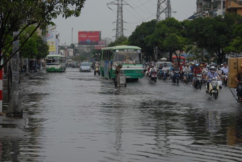 Chật vật vì ngập nặng, tắc đường sáng đầu tuần - ảnh 3