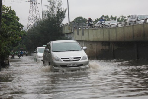 Chật vật vì ngập nặng, tắc đường sáng đầu tuần - ảnh 1