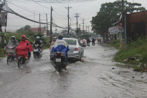 Chật vật vì ngập nặng, tắc đường sáng đầu tuần - ảnh 8
