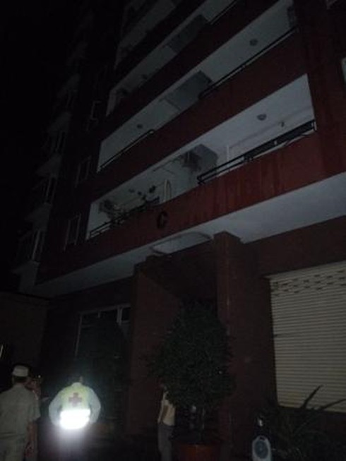 Cháy chung cư 25 tầng, hàng trăm người tháo chạy - ảnh 1