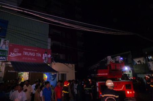 Cháy chung cư 25 tầng, hàng trăm người tháo chạy - ảnh 3