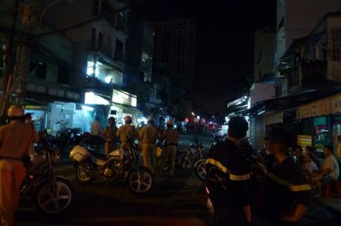 Cháy chung cư 25 tầng, hàng trăm người tháo chạy - ảnh 4