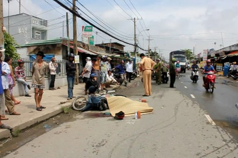 Giật mình vì tiếng còi, bị xe cán tử vong - ảnh 1