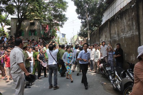 Vụ khống chế con tin: Tên bắt cóc yêu cầu cung cấp súng có đạn - ảnh 1