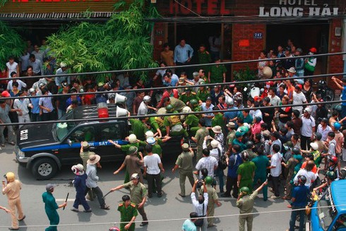 Vây bắt kẻ dùng rìu cố thủ trong khách sạn - ảnh 1