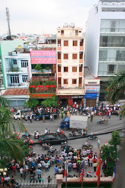 Vây bắt kẻ dùng rìu cố thủ trong khách sạn - ảnh 2