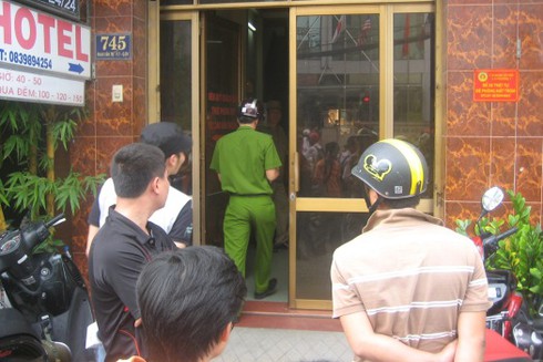 Vây bắt kẻ dùng rìu cố thủ trong khách sạn - ảnh 4
