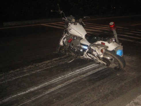 Lao xe tải vào CSGT vì hối lộ bất thành - ảnh 1