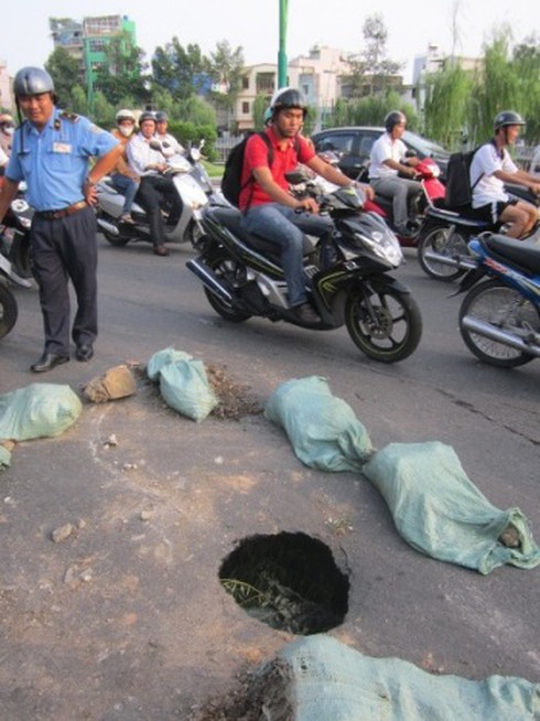 TP.HCM: Lại xuất hiện “hố tử thần” tại đường Trường Sa - ảnh 3