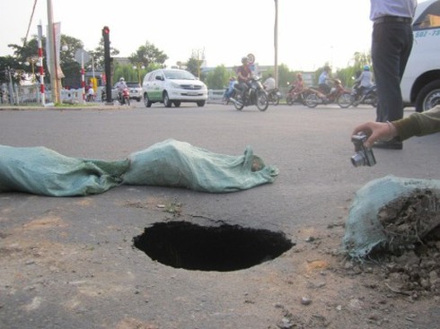 TP.HCM: Lại xuất hiện “hố tử thần” tại đường Trường Sa - ảnh 2