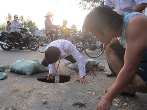 TP.HCM: Lại xuất hiện “hố tử thần” tại đường Trường Sa - ảnh 1