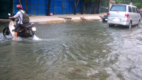 TP.HCM: Triều cường đã “nhấn chìm” 18 tuyến đường tại 12 quận trong 3 ngày - ảnh 1