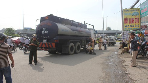 Xe bồn mất phanh tông hàng loạt xe máy - ảnh 1