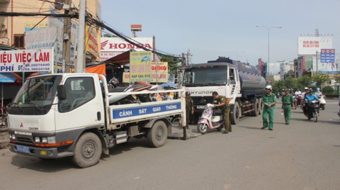 Xe bồn mất phanh tông hàng loạt xe máy - ảnh 4