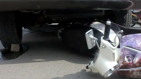 Xe bồn mất phanh tông hàng loạt xe máy - ảnh 2