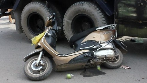 Xe bồn mất phanh tông hàng loạt xe máy - ảnh 3