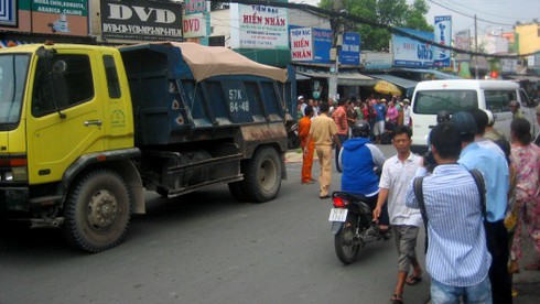 TP.HCM: Bị xe benz cán tử vong trên đường đi làm - ảnh 1