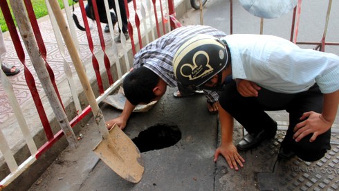 Nguy hiểm trên con đường liên tiếp lộ “hố tử thần” - ảnh 1