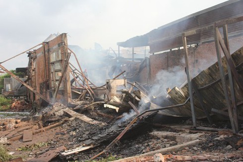 Cháy xưởng trong đêm, nhiều tỷ đồng bị thiêu rụi - ảnh 2