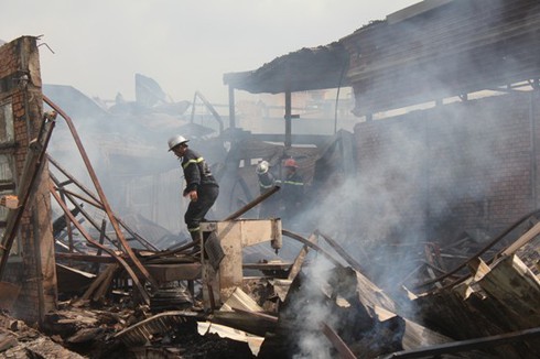 Cháy xưởng trong đêm, nhiều tỷ đồng bị thiêu rụi - ảnh 1