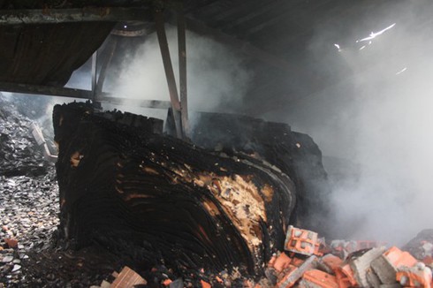 Cháy xưởng trong đêm, nhiều tỷ đồng bị thiêu rụi - ảnh 3